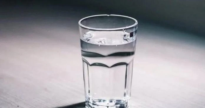 男子用餐後嘔吐要求一杯溫水　經理：廁所有自來水