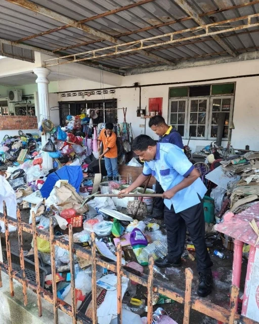 獨居男住家垃圾堆積如山　市議會出動挖掘機清理