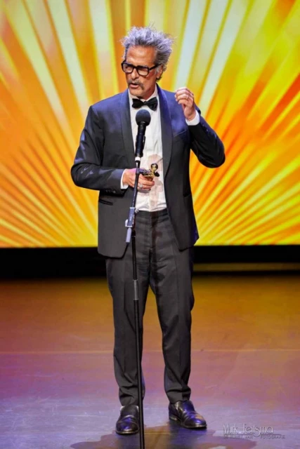 喪母后首度出面　何超儀電影荷蘭獲獎獻媽媽藍瓊纓