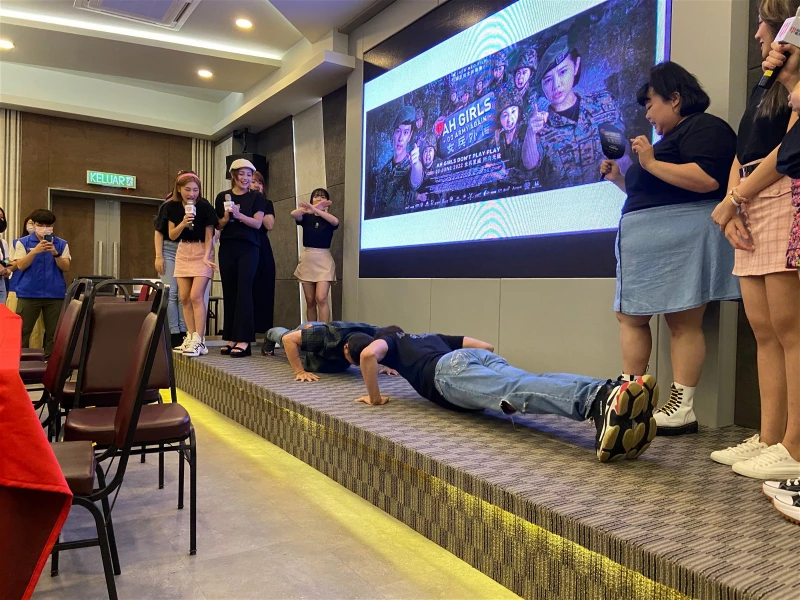 梁志強寶刀未老　與《女兵外傳2》男丁尬伏地挺身！