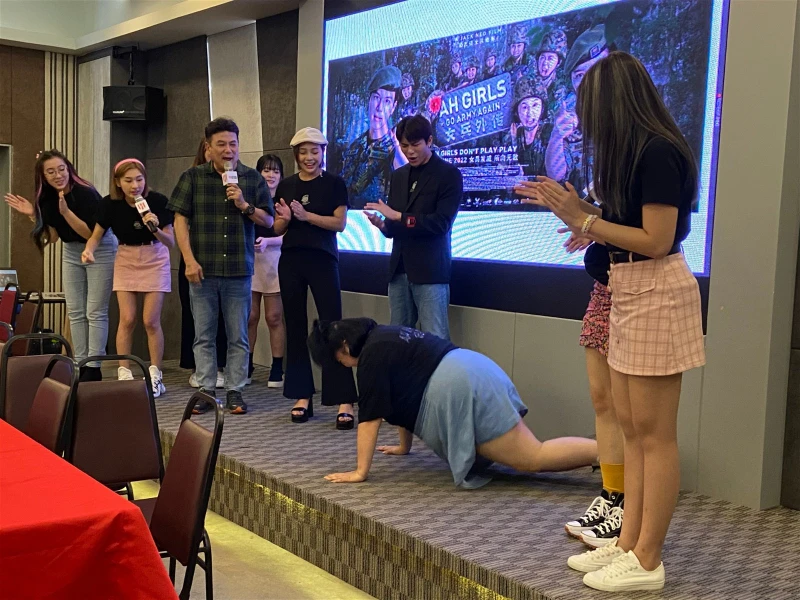 梁志強寶刀未老　與《女兵外傳2》男丁尬伏地挺身！