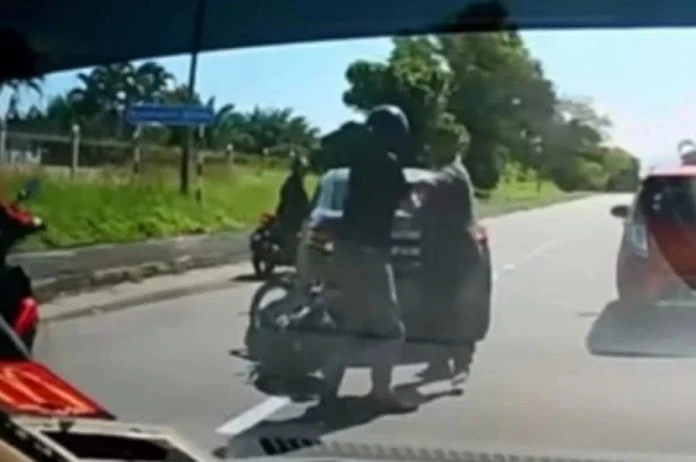 騎士不滿被鳴笛向轎車仍石頭案　警扣1擁6案底男子助查