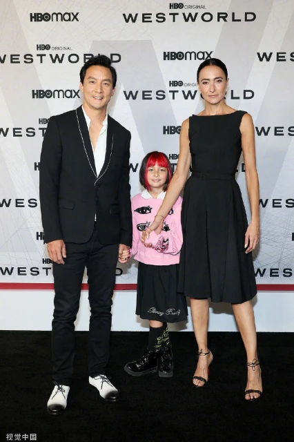 攜妻女亮相首映禮　吳彥祖被贊顏值回春！ 