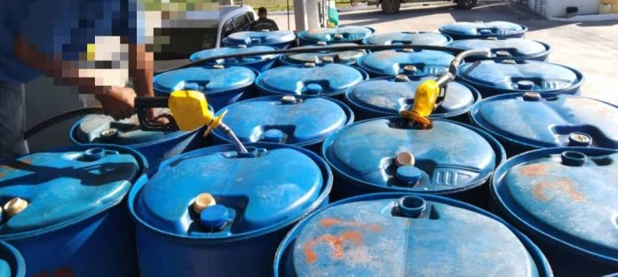 補貼汽油添入16個大塑料桶 拿篤2男子和添油站被對付