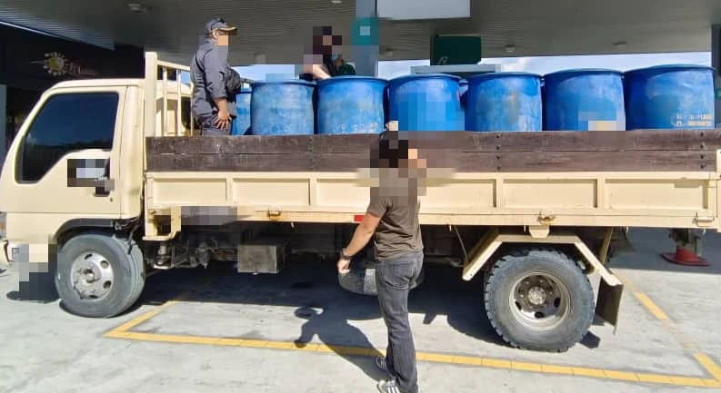 補貼汽油添入16個大塑料桶 拿篤2男子和添油站被對付