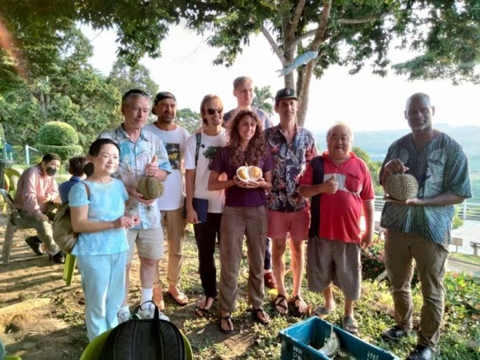 美國「榴槤達人」帶團來大馬　狂磕榴槤解饞