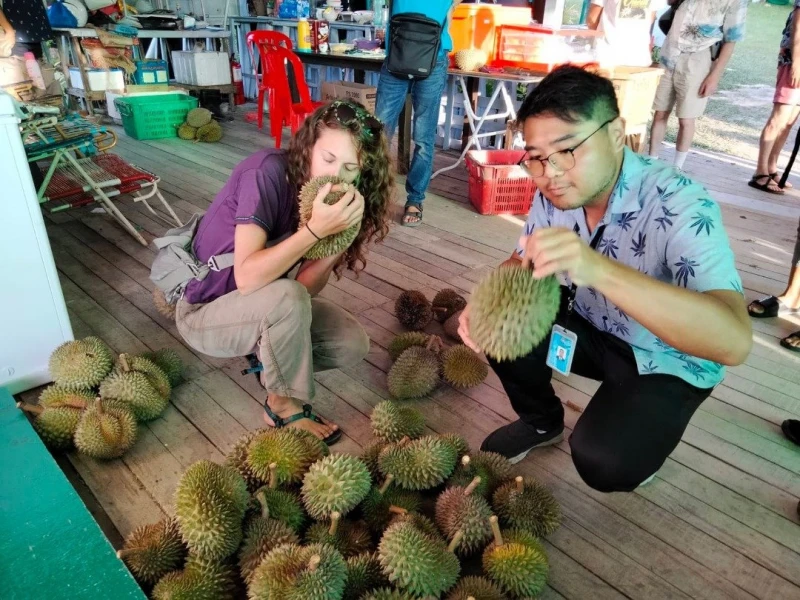 美國「榴槤達人」帶團來大馬　狂磕榴槤解饞