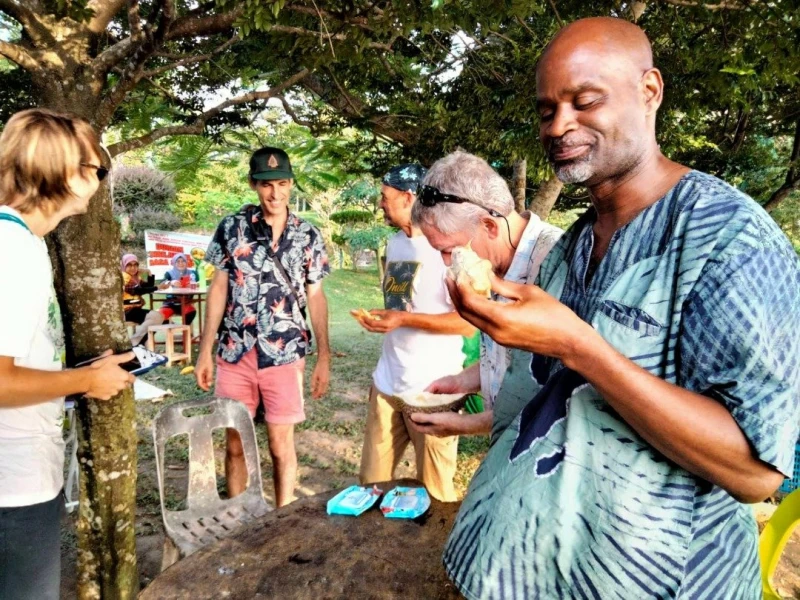 美國「榴槤達人」帶團來大馬　狂磕榴槤解饞
