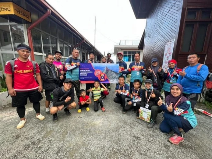 閩拉焦中學師生征服神山