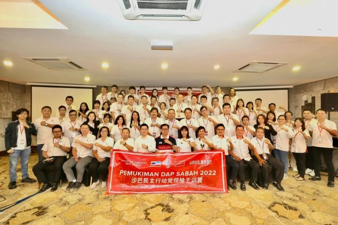 張念群：挾席位跳槽他黨　王鴻俊背叛論諷刺