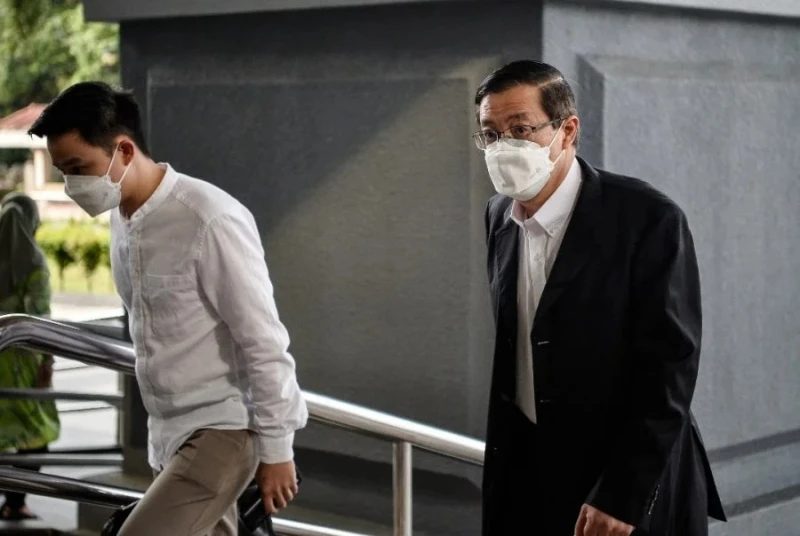 證人：林冠英笑收20萬現金