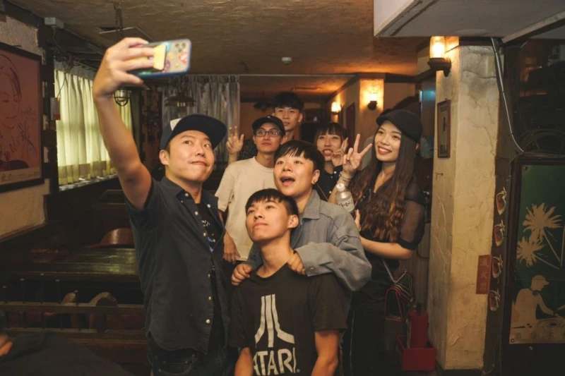 匿名社交軟體興起  手機背面當「熟悉的陌生人」