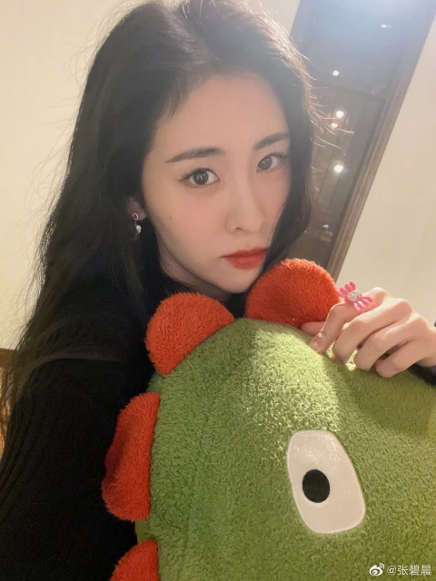 被傳產後「左耳失聰」　張碧晨親揭真相：我現在過得挺好