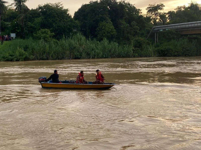 轎車失控撞入河　女教師3母子恐凶多吉少