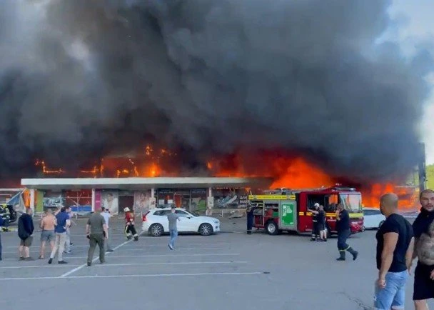 【俄烏開戰】俄飛彈炸烏購物中心　澤連斯基痛心：逾千平民在裡面