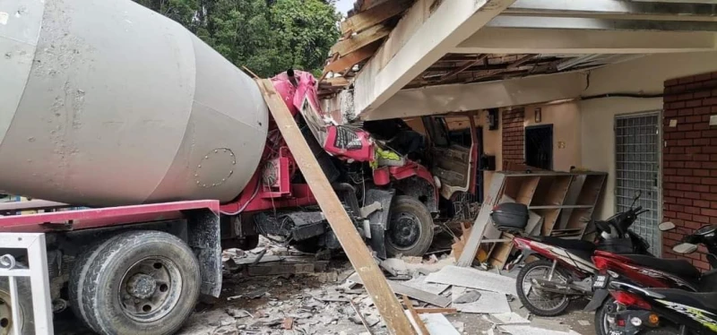 水泥攪拌羅里撞住宅　司機送院治療