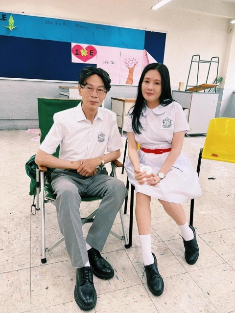 與羅家英逆齡扮「校花校草」　56歲李麗珍校服造型獲贊