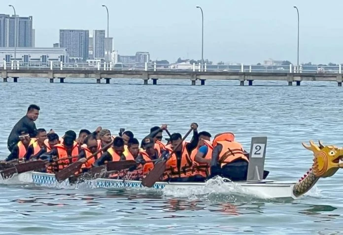 沙巴大學葉永興校長親自督導大學龍舟隊練習冀國際龍舟爭取佳績