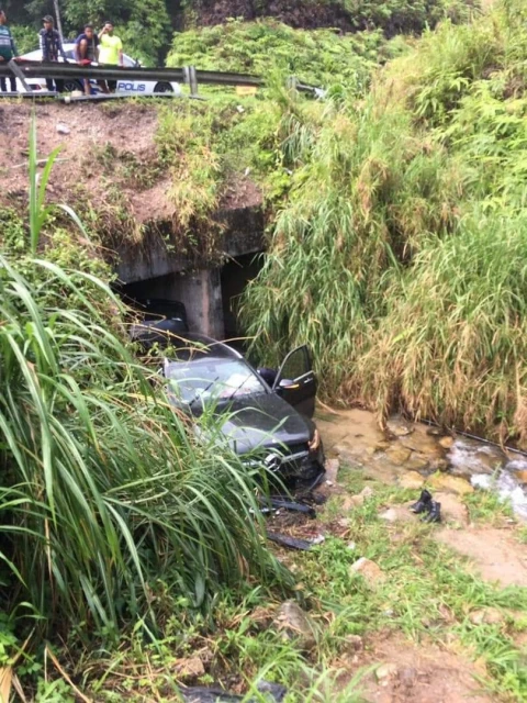 馬賽地墜河溝　警：為閃避轎車從反方向超車導致失控