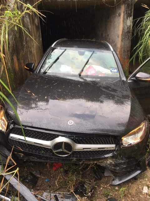 馬賽地墜河溝　警：為閃避轎車從反方向超車導致失控