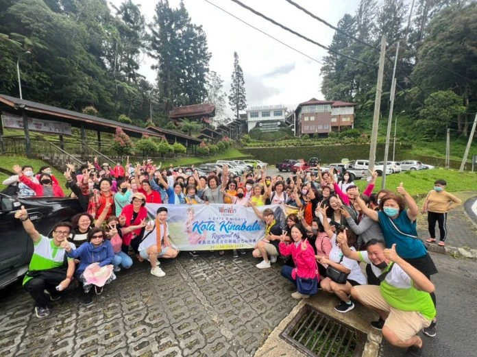 直播天王黃銘德帶逾百粉絲 游沙上山下海玩透透