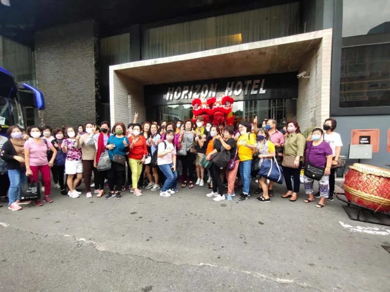 直播天王黃銘德帶逾百粉絲 游沙上山下海玩透透