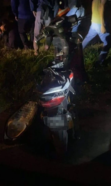 摩哆失控翻覆　少年清晨遭車撞斃