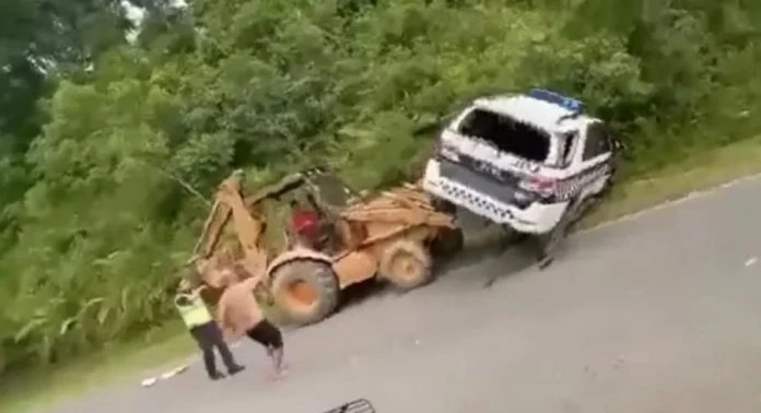 沙巴男子不滿中罰單 開挖掘機撞陸交局車輛