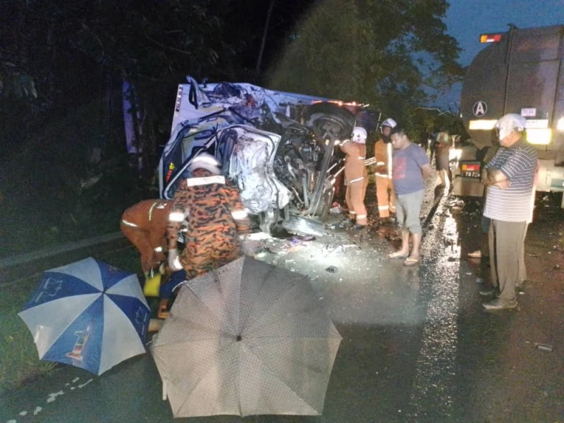 拿篤油槽羅里與貨車相撞 1人喪命1人重傷