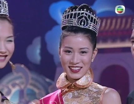 佘詩曼重戴后冠賀香港回歸25周年　神還原當選一刻掀熱話