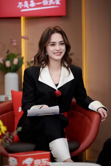 41歲阿嬌「美回顏值巔峰」　深V禮服曬性感獲網民狂贊