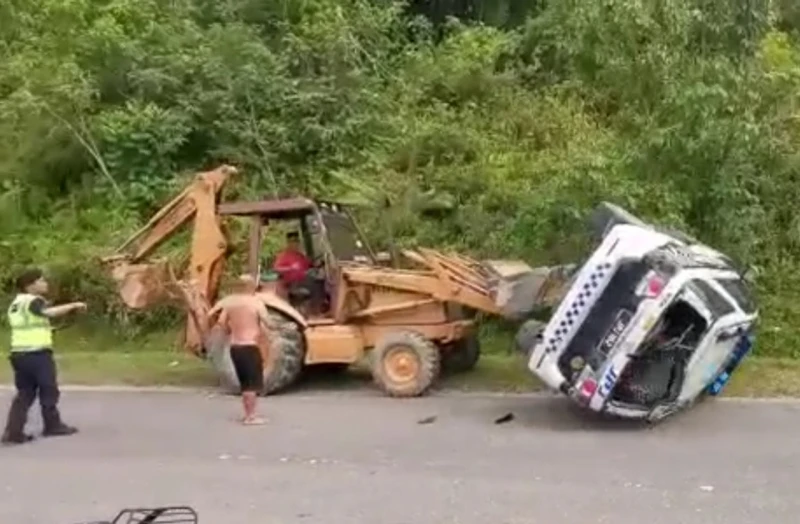 被開罰怒撞翻JPJ四驅車 司機和鏟泥車被警方扣留