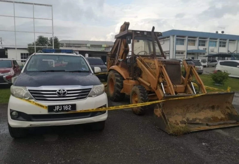 被開罰怒撞翻JPJ四驅車  司機和鏟泥車被警方扣留