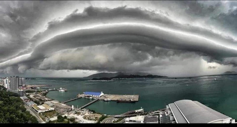 罕見氣象奇觀 庇天空出現「滾軸雲」