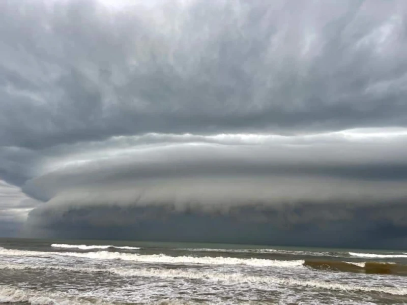 沙亞庇天空罕現「滾軸雲」　氣候學家：不會出現颱風