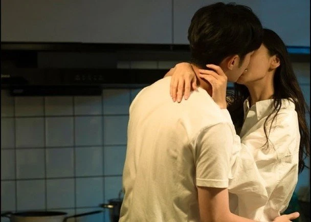 Angelababy與賴冠霖演姐弟戀　被批沒CP感：像媽媽吻兒子