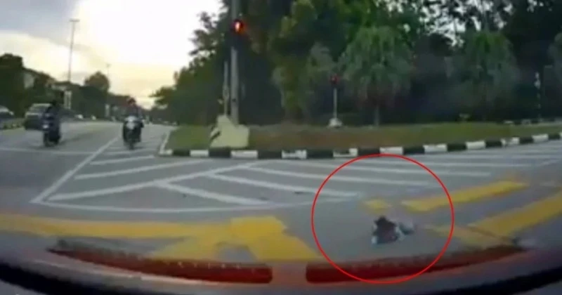 疑車門沒關好女童被拋出車外 網民:天啊,幸好來得及停下