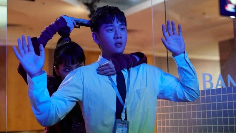 拍MV遭「女搶匪」威脅挾持　周興哲直呼刺激！