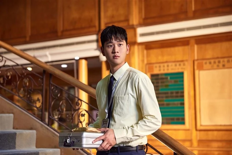 拍MV遭「女搶匪」威脅挾持　周興哲直呼刺激！