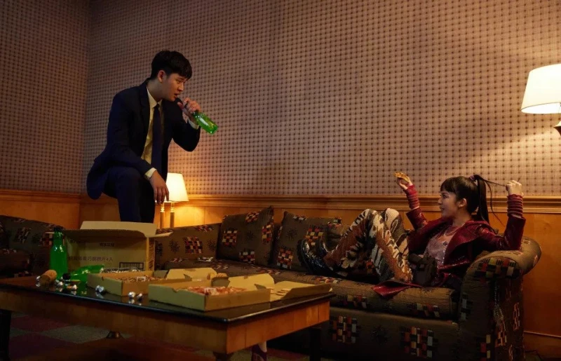 拍MV遭「女搶匪」威脅挾持　周興哲直呼刺激！