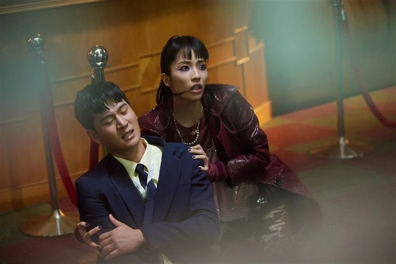 拍MV遭「女搶匪」威脅挾持　周興哲直呼刺激！