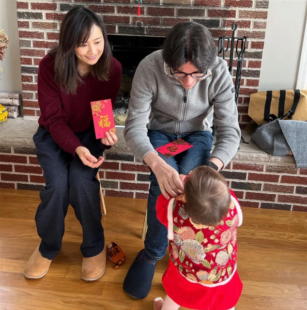 陳法拉曬女兒最新萌照　獲網民大讚可愛：長大得很快