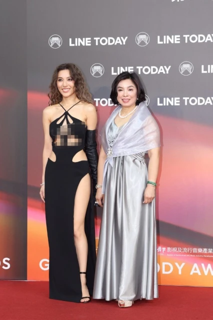 大馬歌手黃瑋昕攜媽媽走紅毯　性感亮眼驚艷全場