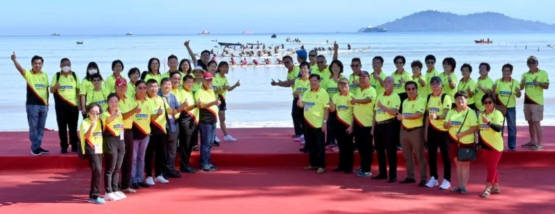 沙華堂國際龍舟賽 海上展開了激烈的初賽