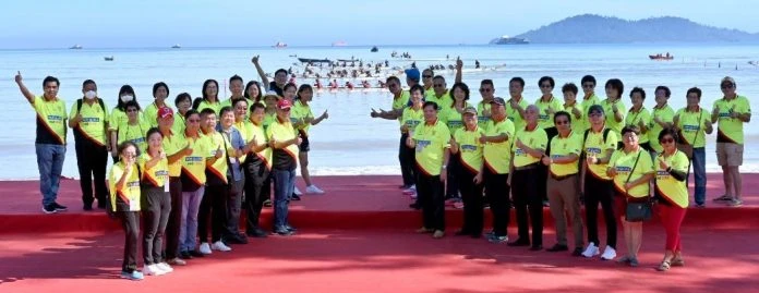 沙華堂國際龍舟賽 海上展開了激烈的初賽