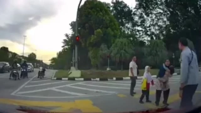 馬國婦女路口急速U轉 嬰兒遭拋飛落在路中央 