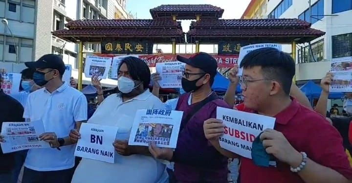 希盟青年團與沙巴睦達  今早加雅街快閃抗議