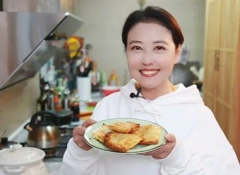 定居北京住過萬呎別墅　55歲周海媚霸氣反擊「仍單身」言論