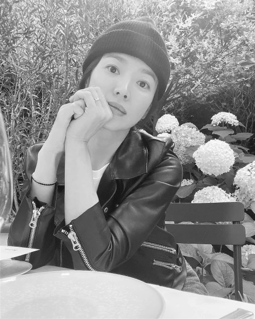 宋慧喬性感襲巴黎　下秒「零修圖」曝光挨酸：終於老了