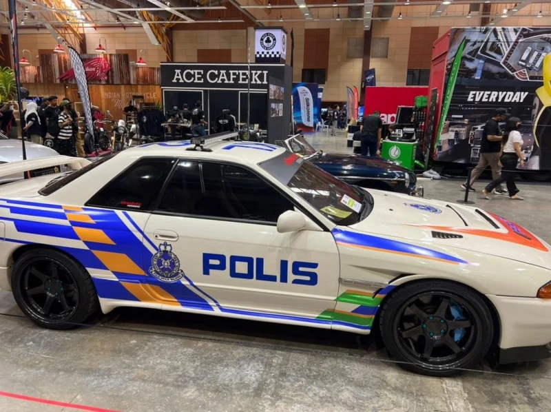 日產SKYLINE改裝成「警車」 華裔男連同轎車被扣押